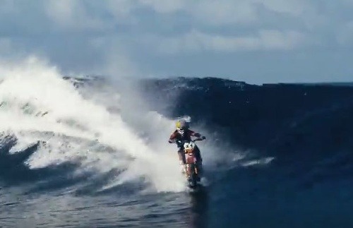 Surf a motorka v jednom