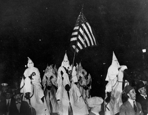 Členovia KKK pochodujú mestom
