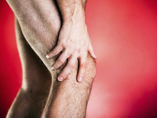 Nepodceňujte bolesti kolien a navštívte lekára.