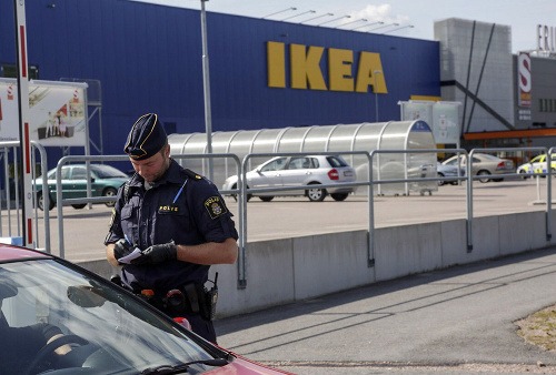 Pri útoku nožom v obchode IKEA prišli o život dvaja ľudia