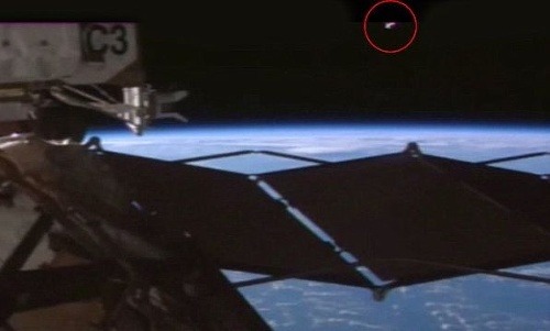 Ďalšie UFO pri ISS.