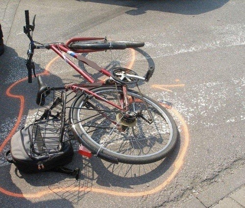 Cyklista zahynul pod kolesami nákladného auta