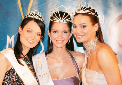 Ivica Sláviková (v strede) vyhrala v roku 2005 titul Miss Slovensko.