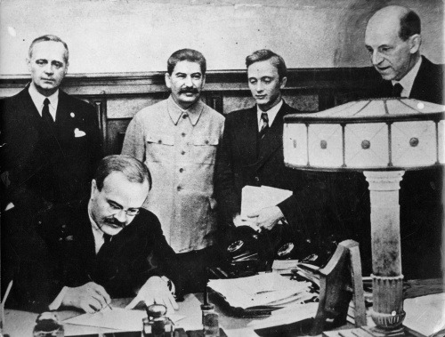 Momentka z podpisu paktu. Nechýbal ani Stalin, ktorý si pripil na zdravie Hitlera. 