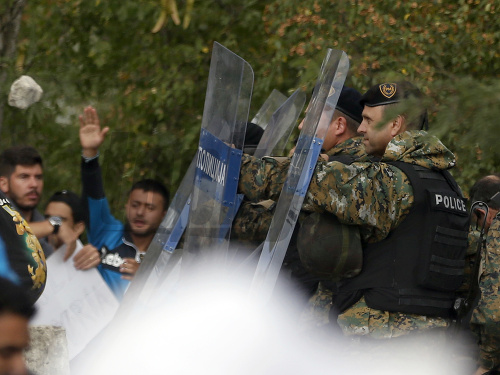 macedónska polícia použila proti utečencom ochromujúce granáty