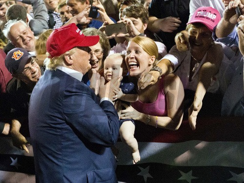 Donalda Trumpa prišlo do mesta Mobile v Alabame podporiť tisíce voličov.