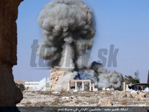 Islamský štát zverejnil na sociálnych sieťach fotografie z výbuchu chrámu v Palmýre.