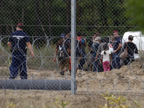 Utečenci obchádzajú plot