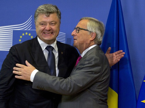 Petro Porošenko a Jean-Claude Juncker (vpravo)