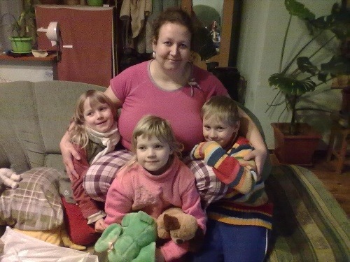 Pomôcky si prevzala rodina Sušilová, ktorá má doma školákov Lydku, Majku a Maťka.