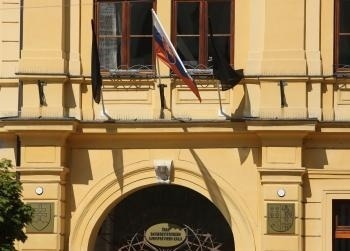 Vyvesenie čiernych zástav na oficiálnej budove Banskobystrického samosprávneho kraja Mariánom Kotlebom