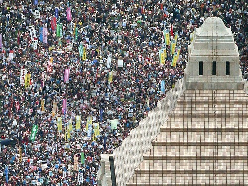 V Japonsku protestovali tisíce ľudí proti vládnym opatreniam