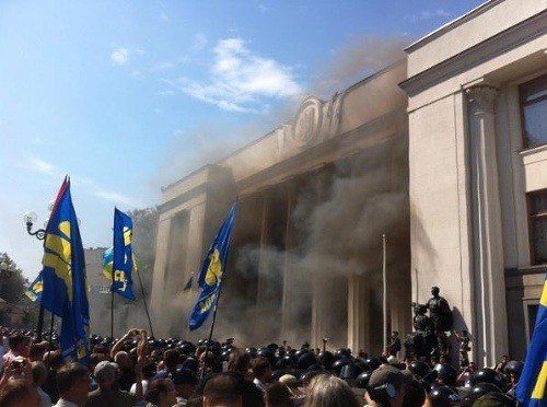 Explózia bojového granátu pred budovou ukrajinského parlamentu
