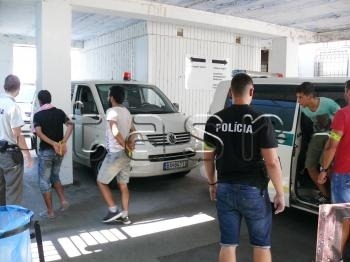 Medzi zadržanými migrantmi v Čunove našli policajti jedno dieťa