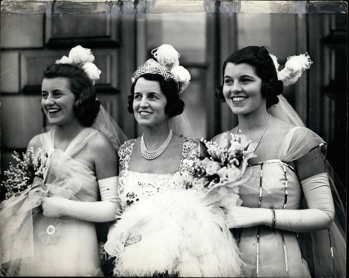 Matka Rose Kennedyová (v strede) s dcérami Kathleen (vľavo) a Rosemary (vpravo).