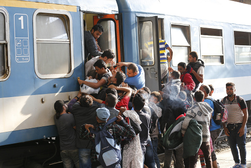V Maďarsku vypuklo medzi migrantami šialenstvo po sprístupnení železničnej stanice.