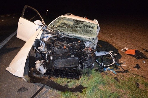 Pri čelnej zrážke dvoch áut zomrel 44 ročný vodič.