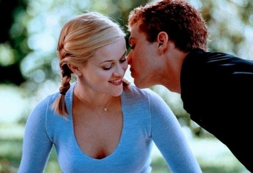 Ryan Phillippe a Reese Witherspoon vo filme Veľmi nebezpečné známosti. 