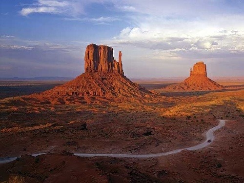 Červenkastú farbu spôsobujú oxidy železa.