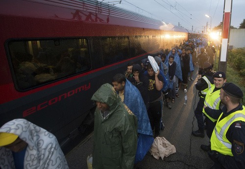 Utečenci na maďarskej hraničnej stanici