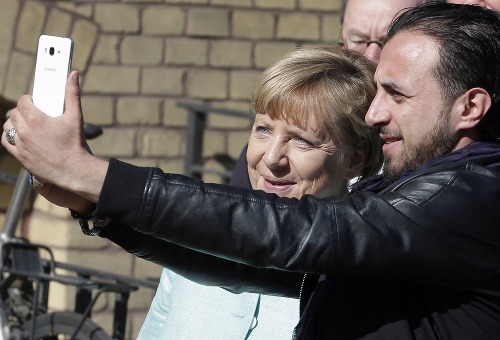 Migranti v prijímacích centrách v Berlíne vítali Merkelovú potleskom