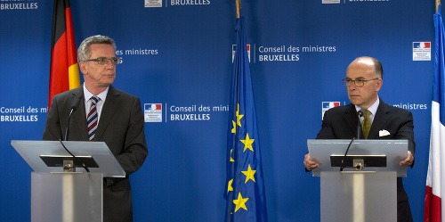 Ministri vnútra Nemecka a Francúzska: Thomas de Maiziere (vľavo) a Bernard Cazeneuve