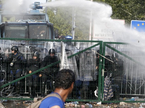 Maďarská polícia používa na utečencom slzný plyn.