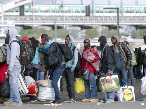 Migrantov vo Francúzsku presúvajú.