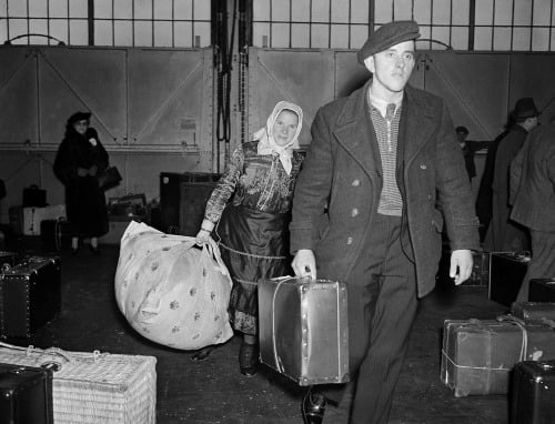 Fotografia zo 17. novembra 1938 zachytáva Margarétu Lubacovú z Prahy. Do New Yorku priplávala na zaoceánskej lodi Queen Mary ešte na začiatku II. svetovej vojny. Počet vysídlených ľudí vtedy prekročil 50 miliónov.