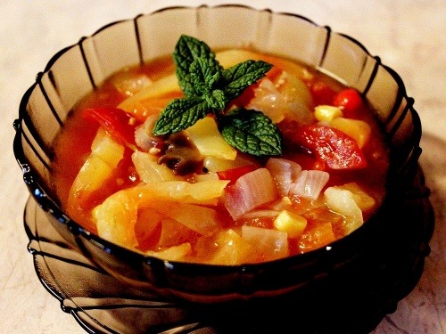 Domáci bulharský šalát je ľahkým jedlom bohatým na vitamíny a minerály