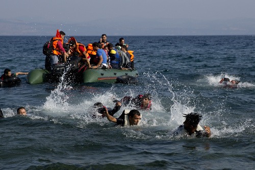 Na Lesbos putujú tisícky utečencov