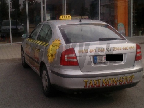 Taxikár v Hlohovci takto zaparkoval