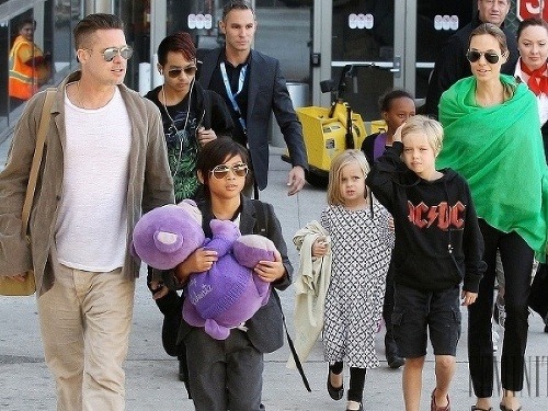 Angelina Jolie, Brad Pitt a deti, keď bolo ešte všetko v poriadku.