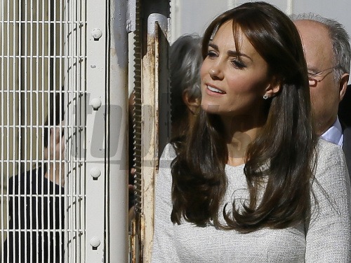 Kate Middleton vyzerá s novým účesom skvele. Obdivuhodná je i jej postavička. 