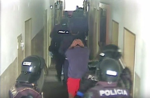 Záber z videozáznamu zo zásahu polície v zariadení v Medveďove.