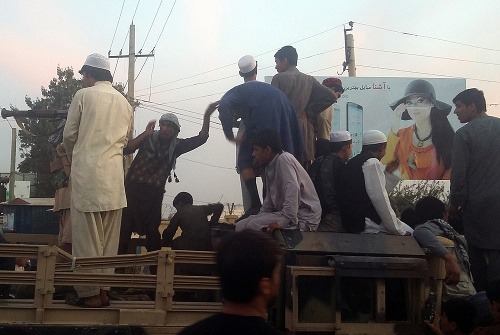 Príslušníci Talibanu a miestni muži v Kundúze.