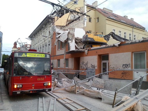 V centre Bratislavy spadlo lešenie, zasahujú hasiči
