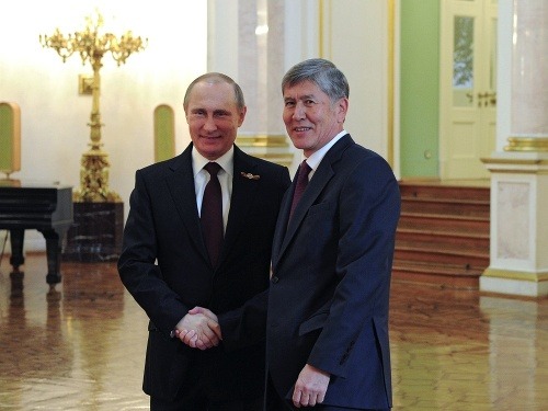 Almazbek Atambajev (vpravo) a Vladimir Putin