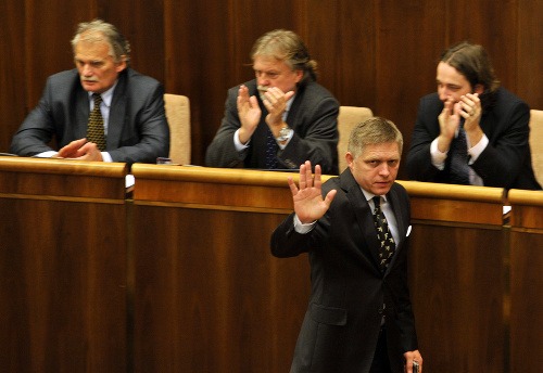 remiér SR Robert Fico (v popredí) a poslanci NR SR za stranu Smer-SD, vzadu zľava: Mojmír Mamojka, Dušan Jarjabek a Ľuboš Blaha