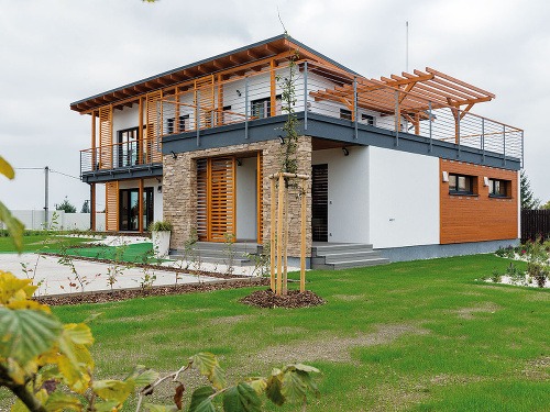 Rodinný dom Jubileum. Jeden zo vzorových domov firmy Atrium si môžete pozrieť v Plzni. Ide o montovanú drevostavbu, ktorá vďaka moderným technológiám – difúzne otvorenej konštrukcii a systému vetrania s rekuperáciou – ponúka zdravé, prirodzené a ekologick