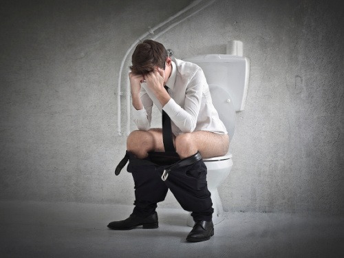 Najčastejšou príčinou vzniku zápchy býva predovšetkým nezdravé stravovanie, ale dôvodom nesprávneho vyprázdňovania môže byť i sedavý spôsob života