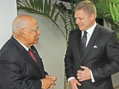 Podpredseda vlády Kuby Ricardo Cabrisas (vľavo) a predseda vlády SR Robert Fico počas podpisu zmluvy o vysporiadaní kubánskeho dlhu