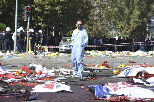 Stáli sme po členky v krvi a volali o pomoc, povedali ľudia útokoch, ktoré sa odohrali v tureckej Ankare.