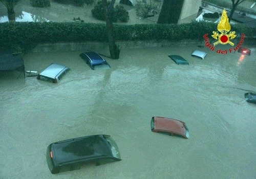 Zaplavené ulice aj autá