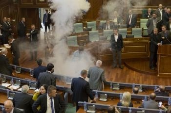Kosovský opozičný poslanec vypustil dnes počas zasadnutia parlamentu v Prištine v rokovacej sále na kolegov slzotvorný plyn
