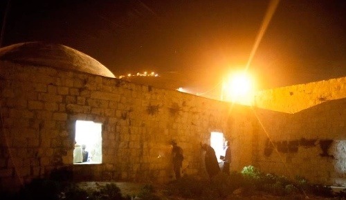Jozefovu hrobku podpálila stočlenná palestínska skupina