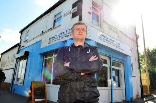 Adam pred pobočkou Real Junk Food Project v Armley