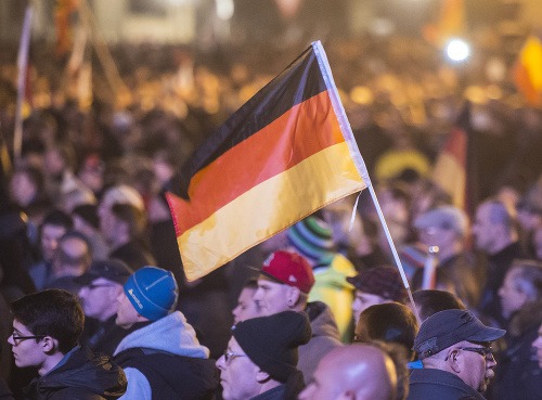 V Drážďanoch demonštrovali stúpenci i odporcovia hnutia Pegida