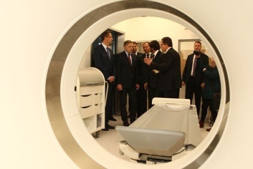 Premiér aj s ministrom vnútra sa zúčastnili prehliadky nemocnice.
