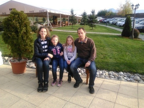 Desaťročnú Elu s Downovým syndrómom a postihnutím sluchu odmietli zapísať do klasickej školy. 